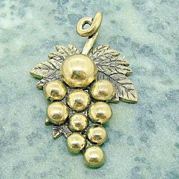Gold Tone Grapevine Grape Cluster Charm Fashion Pendant Heavy Vintage Not Signed - Picture 1 of 9